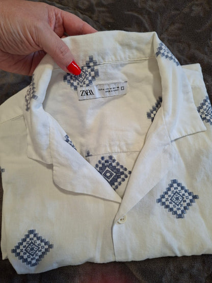 Camisa masculina Zara original, branca com estampa geométrica bordada azul, tamanho M, lindíssima!!!
