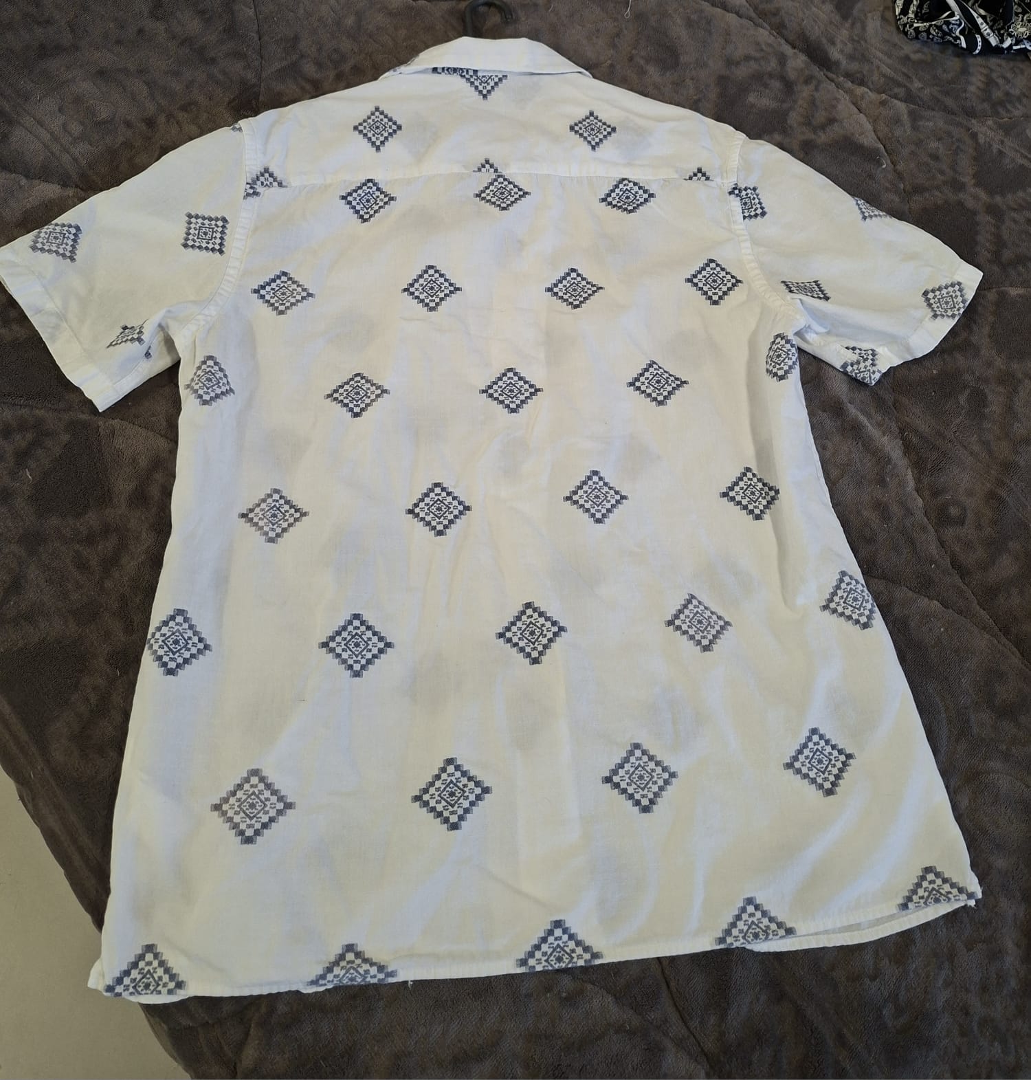 Camisa masculina Zara original, branca com estampa geométrica bordada azul, tamanho M, lindíssima!!!