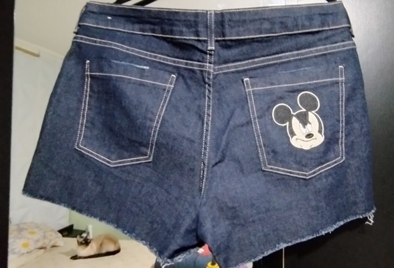 Short Jeans Escuro Mickey Mouse Disney – Tamanho 42 (Forma Larga Veste 44)