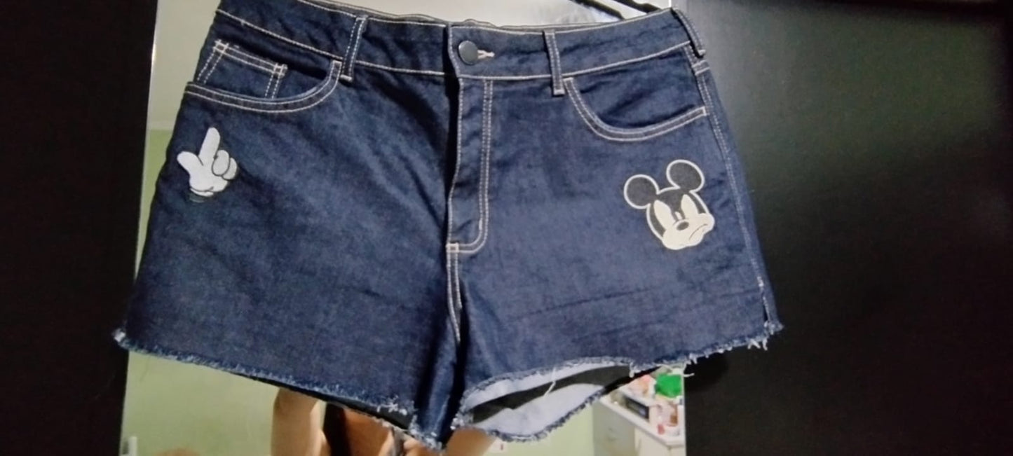 Short Jeans Escuro Mickey Mouse Disney – Tamanho 42 (Forma Larga Veste 44)